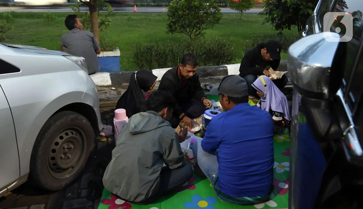 <p>Sejumlah pemudik beristirahat untuk berbuka puasa Ramadhan di tempat peristirahatan KM 166 Jalan Tol Cikopo - Palimanan, Jawa Barat, Rabu (27/4/2022). Jelang waktu berbuka puasa, tempat peristirahatan dalam tol dimanfaatkan dan dipadati para pemudik untuk beristirahat serta berbuka puasa. (Liputan6.com/Herman Zakharia)</p>