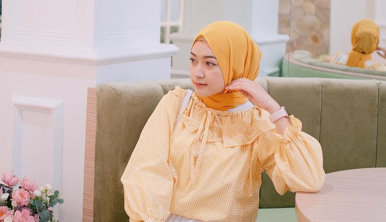 Saat ini Saritiw sudah memiliki 1 juta followers di Instagram. Ia selalu berhasil tampil kece dengan menawan outfit warna kuning oranye. Hijab oranye sangat pas dipadupadankan dengan outfit kuning keoranyean. Tak heran gaya kece Saritiw ini banjir pujian dari followersnya. (Liputan6.com/IG/@saritiw)