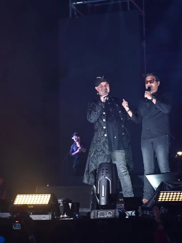 6 Potret Artis dan Pejabat Ikut Nonton Konser Dewa 19 di JIS, Ajang Nostalgia