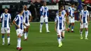 Para pemain Espanyol tampak lesu usai ditaklukkan Barcelona pada laga La Liga di Stadion Camp Nou, Rabu (8/7/2020). Espanyol dipastikan degradasi karena baru meraih 24 poin dan berada di dasar klasemen La Liga. (AP/Joan Monfort)