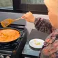 Dewi Zuhriati, nenek Gala Sky sedang memasak rendang yang merupakan kesukaan Vanessa Angel (dok.YouTube/Anum TV)