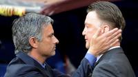 Rasio kemenangan Jose Mourinho (kiri) tidak lebih baik ketimbang Louis van Gaal (kanan) di ajang Liga Champions. (AFP/Pedro Armestre)