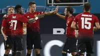 Para pemain Manchester United merayakan gol yang dicetak oleh Ander Herrera ke gawang Real Madrid pada laga ICC 2018 di Miami Gardens, Rabu (1/8/2018). Manchester United menang 2-1 atas Real Madrid. (AP/Brynn Anderson)