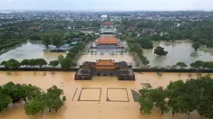 Pemandangan udara menunjukkan banjir yang menggenangi Kota Kekaisaran di Hue pada 28 Oktober 2025. Kota Hue di Vietnam tengah mencatat curah hujan lebih dari 1.000 milimeter (mm) dalam 24 jam terakhir yang membanjiri wilayah tengah Vietnam itu. Ini menjadi tertinggi setelah sebelumnya, pada tahun 1999, curah hujan di Hue tercatat sebesar 990 milimeter. (Foto oleh AFP)
