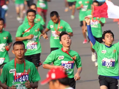 Ribuan peserta mengikuti lomba lari Jakarta International 10K 2015 di Silang Monas, Jakarta, Minggu (31/5). Lomba dalam rangka menyambut HUT DKI Jakarta ke-488 itu diikuti 35 ribu peserta dari dalam dan luar negeri. (Liputan6.com/Helmi Afandi)