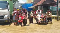 Akibat banjir di wilayah Pantura barat, warga di 13 desa terpaksa mengungsi. Bahkan, ada posko pengungsian yang ikut terendam banjir. (Liputan6.com/Fajar Eko Nugroho)