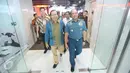 Menko Kemaritiman Rizal Ramli (kiri) dan KSAL Laksamana TNI Ade Supandi berjalan keluar Studio SCTV, Jakarta, Sabtu (15/8/2015). SCTV dan TNI AL bekerja sama melakukan Ekspedisi Sejuta Terumbu Karang.  (Liputan6.com/Faizal Fanani)