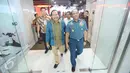 Menko Kemaritiman Rizal Ramli (kiri) dan KSAL Laksamana TNI Ade Supandi berjalan keluar Studio SCTV, Jakarta, Sabtu (15/8/2015). SCTV dan TNI AL bekerja sama melakukan Ekspedisi Sejuta Terumbu Karang.  (Liputan6.com/Faizal Fanani)