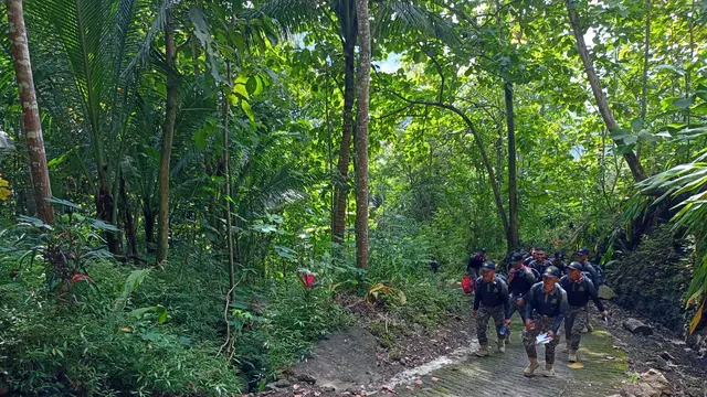 BSSN menggelar kegiatan napak tilas persandian dengan menyusuri perbukitan Menoreh. (Liputan6.com/Kukuh Setyono)