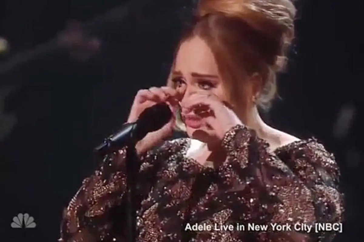 Adele menangis berlinang air mata saat konser di New York, Amerika Serikat. (NBC)