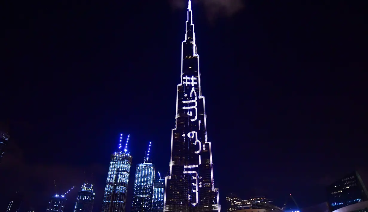 Pencakar langit Burj Khalifa menyala dengan pesan "Stay Home" di Dubai pada Selasa (24/3/2020). Gedung pencakar langit tertinggi di dunia itu menyala dengan slogan kampanye #STAYHOME yang mendesak warga untuk mematuhi langkah-langkah pencegahan di tengah pandemi COVID-19. (Giuseppe CACACE/AFP)