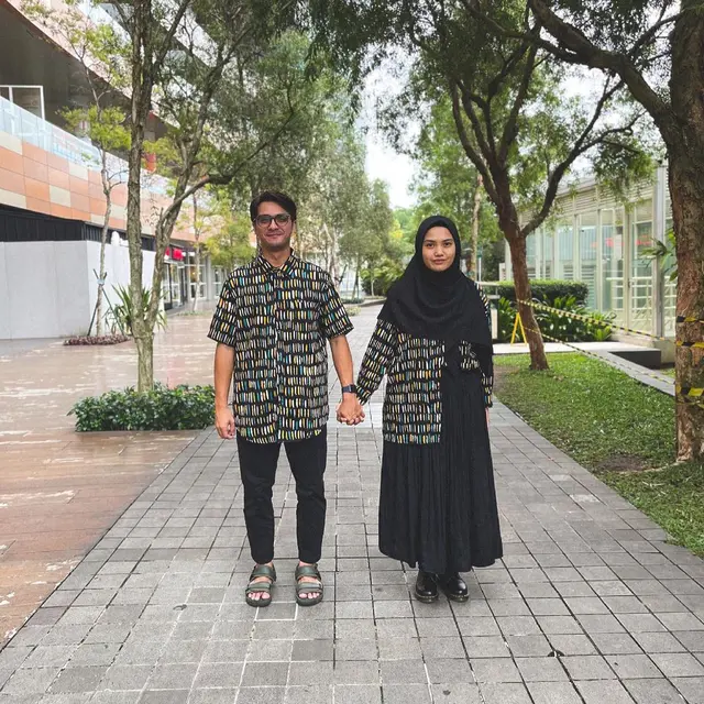 7 Potret Ricky Harun dan Herfiza Tampil dengan Baju Couple, Serasi Banget