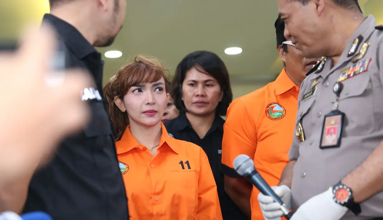 Kondisi terkini Roro Fitria usai tertangkap narkoba di kediamannya. Roro ditangkap Ditresnarkoba Polda Metro Jaya di kediamannya di Patio Residence, Jakarta Selatan pada Rabu (14/2/2018). (Nurwahyunan/Bintang.com)