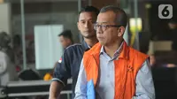 Mantan Dirut PT Garuda Indonesia, Emirsyah Satar berjalan keluar usai menjalani pemeriksaan lanjutan oleh penyidik di Gedung KPK, Jakarta, Kamis (7/11/2019). Emirsyah Satar diperiksa sebagai tersangka. (merdeka.com/Dwi Narwoko)