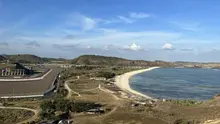 Suasana Sirkuit Mandalika yang berbatasan dengan pantai pesisir Selatan Pulau Lombok dilihat dari atas Bukit Seger, Lombok, Jumat (11/8/2023) yang menjadi spot menarik menyaksikan balapan. (Bola.com/Iqri Widya)