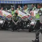 Sejumlah anggota Ditlantas Polda Metro Jaya sebelum mengikuti apel Gelar Pasukan Ops Simpatik Jaya 2015 di Lapangan Ditlantas Polda Metro Jaya, Rabu (1/4/2015). (Liputan6.com/Herman Zakharia)