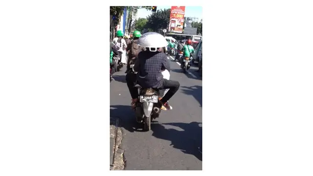 Pengganti helm (Sumber: Twitter/ namea__)