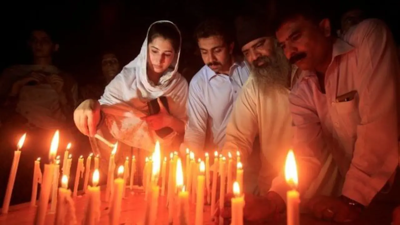 Masyarakat Pakistan berduka atas ledakan bom bunuh diri di rumah sakit. (Reuters)