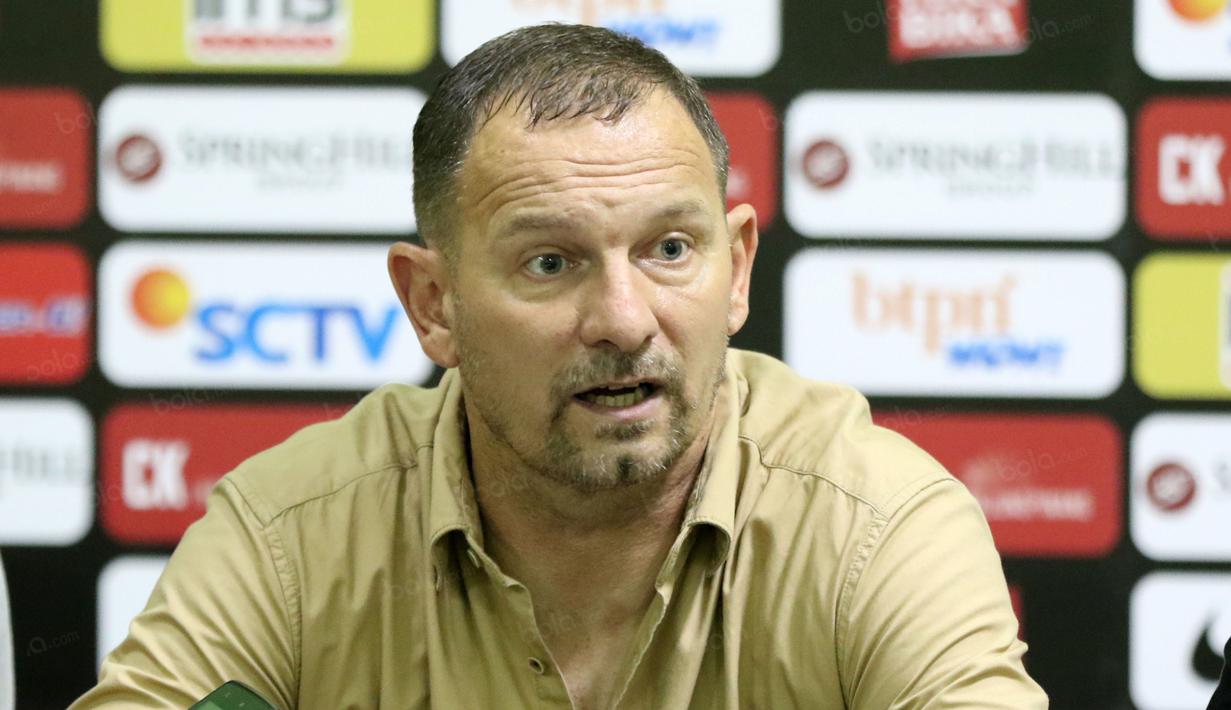 Dejan Antonic memberikan keterangan kepada awak media usai kalah melawan Bhayangkara Surabaya United di Stadion Gelora Delta Sidoarjo, Sabtu (11/6/2016). (Bola.com/Nicklas Hanoatubun)