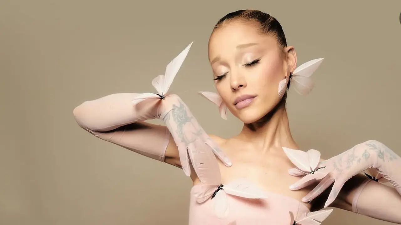 Ariana Grande Dibalut Gaun Pink Dihiasi Kupu-Kupu. [@robertwun]