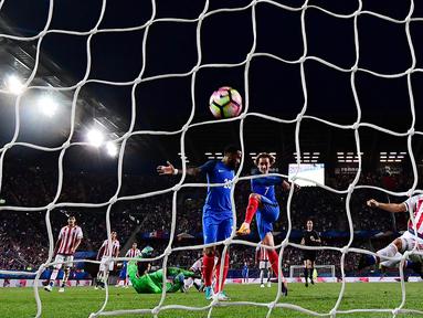 Gelandang Prancis, Antoine Griezmann, mencetak gol ke gawang Paraguay pada laga uji coba di Stadion Roazhon Park, Rennes (02/06/17). Prancis menang 5-0. (AFP/Frank Fife)