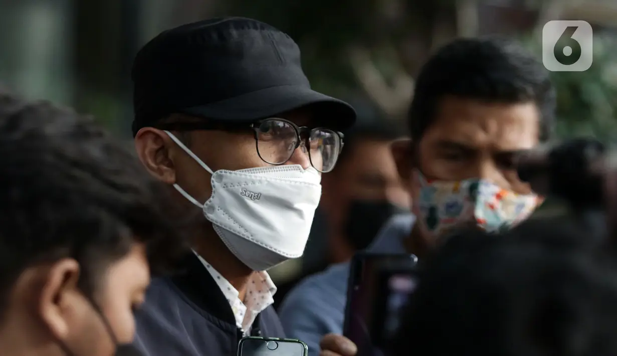 Ketua DPRD Kota Bekasi Chairoman J Putro memberi keterangan usai diperiksa di Gedung KPK, Jakarta, Selasa (25/1/2022). Chairoman J Putro diperiksa sebagai saksi dalam kasus dugaan suap pengadaan barang dan jasa serta lelang jabatan di Pemerintahan Kota Bekasi. (Liputan6.com/Helmi Fithriansyah)
