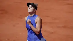 Gaya Elina Svitolina setelah berhasil menaklukan Simona Halep pada gim pertama pada babak delapan besar Prancis Terbuka di Roland Garros stadium, Paris, (7/6/2017). (AP/Christophe Ena)