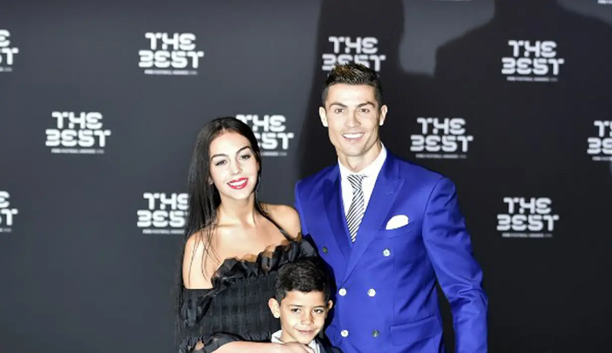 Sebuah penghargaan baru saja diperoleh Cristiano Ronaldo sebagai Pemain Terbaik dalam ajang Best FIFA Awards 2016 pada Senin (9/1/2017). Selain membawa anak laki-lakinya, Ronaldo tampak menggandeng seorang wanita cantik. (AFP/Bintang.com)