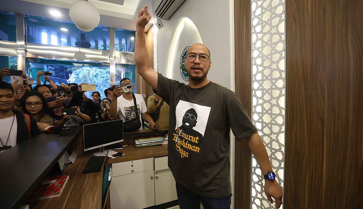 Komika, Pandji Pragiwaksono berpose usai menjawab pertanyaan pewarta di Gedung Majelis Ulama Indonesia (MUI), Jakarta, Selasa (3/2/2026). (Kapanlagi.com/Budy Santoso)