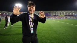 Meski dikenal tegas, Shin Tae Yong juga memiliki sisi hangat yang sering terlihat di sela-sela pertandingan. Salah satu potret terkenalnya adalah ketika ia tersenyum lebar dengan kedua tangan terangkat di malam kemenangan. . (Liputan6.com/IG/@shintaeyong7777)