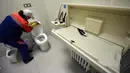 Petugas membersihkan toilet umum pertama yang dilengkapi Wi-fi, mesin ATM hingga tempat pengisian energi untuk ponsel dan mobil listrik di Beijing, Kamis (19/11). Toilet ini juga akan dibuka di pinggiran kota Beijing dan kota lain. (CHINA OUT AFP PHOTO)