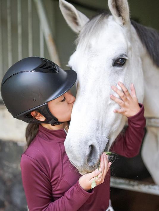 Tak sekedar dielus saja, Memes Prameswari juga memberikan ciumannya kepada binatang kesayangannya itu. (Foto: Instagram/@memes_prameswari)
