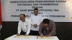 Mendes PDTT Eko Putro Sandjojo (tengah) menyaksikan Sekjen Kemendes PDTT Anwar Sanusi (kiri) dan Dirut Bank Mandiri Kartika Wirjoatmodjo (kanan) menandatangani berkas kerja sama di Kantor Kemendes PDTT, Jakarta, Senin (30/9/2019). (Liputan6.com/Angga Yuniar)