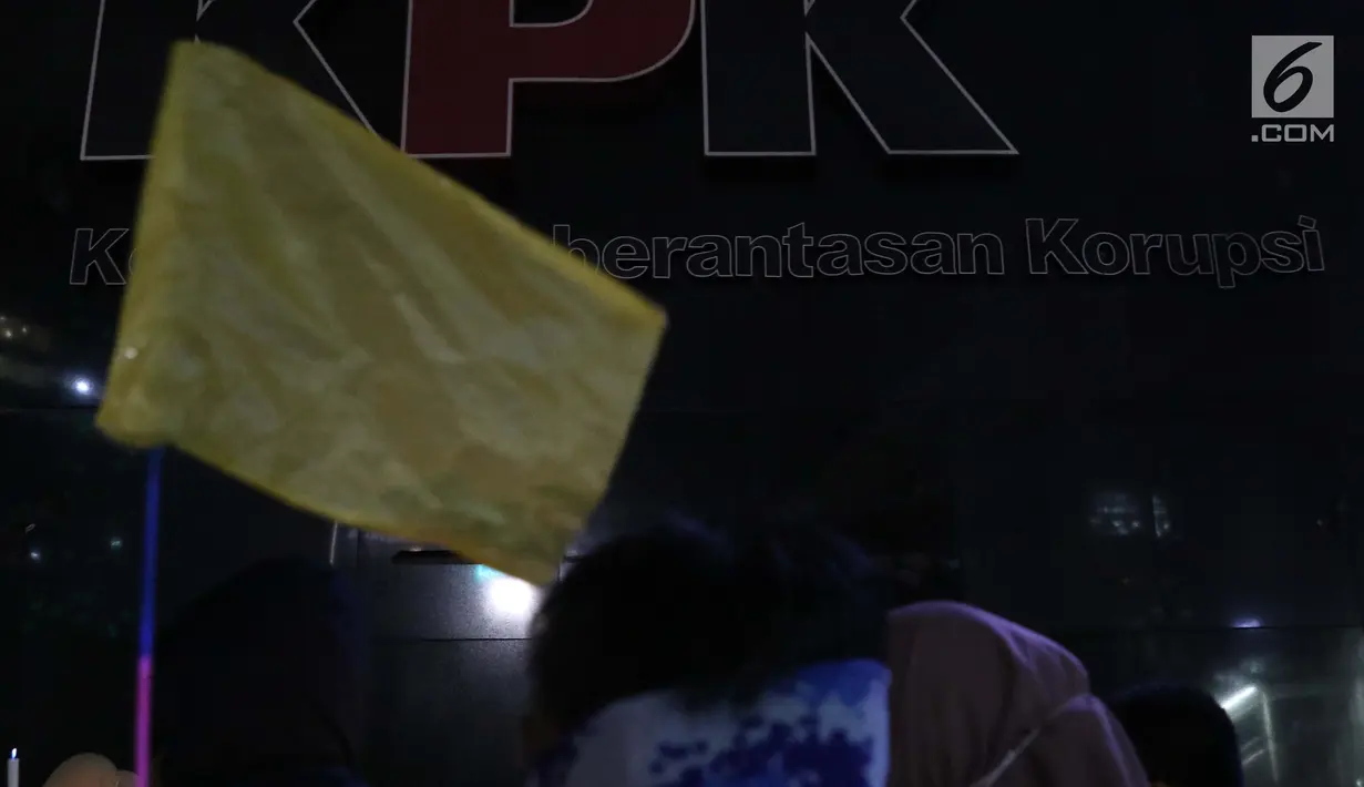 Massa yang tergabung dalam Aliansi Masyarakat Sipil Anti Korupsi mengibarkan bendera kuning sebagai simbol kematian KPK di depan lobi Gedung KPK, Jakarta, Selasa (17/9/2019). Mereka menilai revisi UU KPK adalah upaya pelemahan institusi anti rasuah di Indonesia. (Liputan6.com/Helmi Fithriansyah)