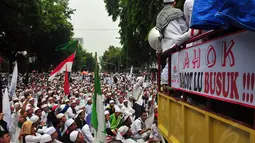 Di depan Gedung DPRD DKI Jakarta, ribuan pendemo dari FPI berkumpul menolak Ahok menjadi Gubernur, Senin (10/11/2014). (Liputan6.com/Johan Tallo) 