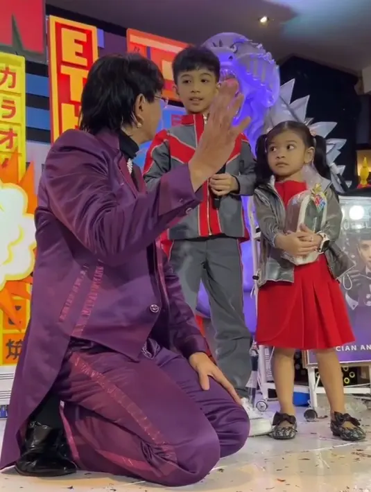 Sang adik, Le Lembah pun hadir dengan pakaian yang serasi mengenakan jaket silver dipadukan dress merah. Dan flat shoes berpita dari Dior. [@jerrypiko]