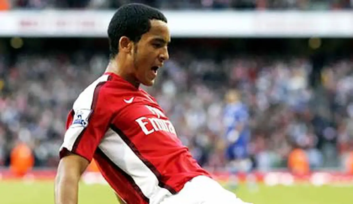 Arsenal's striker Theo Walcott celebrates after scoring against Everton during their Premier League football match at the Emirates Stadium, London, on October 18, 2008. AFP PHOTO/Glyn Kirk