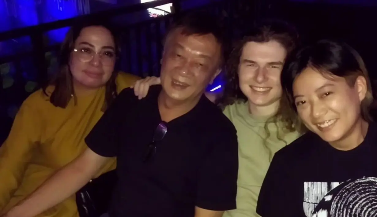 Meski menjalin hubungan jarak jauh alias LDR (Long Distance Relationship) mereka menunjukkan kemesraannya. Bahkan, kemesraan keduanya membuat netizen ikut meleleh. Meski merayakan dengan cara sederhana, tampak kebahagiaan terpancar dari keduanya. [Instagram/charles.n.g.s]