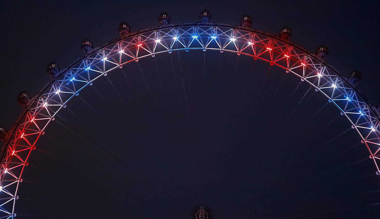 Eye menyalakan lampu berwarna merah, biru dan putih untuk menghormati kelahiran bayi laki-laki  Pangeran Harry dan Meghan Markle di London, Senin (6/5/2019). Bayi yang hingga kini belum diberi nama tersebut, lahir pada pukul 5:26 pagi waktu setempat dengan berat 3,2 kg. (Tolga AKMEN/AFP)