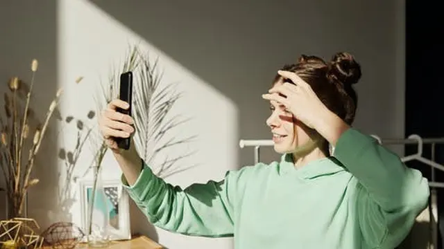 Ilustrasi Remaja Bermain Gadget