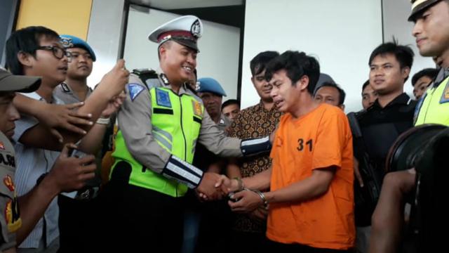 Pelanggar lalu lintas, Adi Saputra (21) yang merusak kendaraannya saat ditilang polisi, menangis di Polres Tangerang Selatan