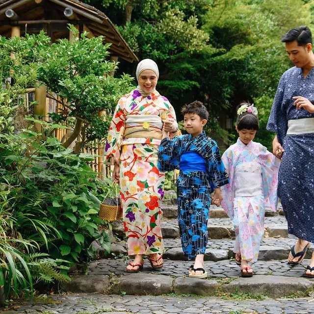 7 Pemotretan Keluarga Nycta Gina Pakai Kimono, Anak Sulungnya Bak Warga Lokal