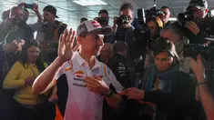 Juara MotoGP tiga kali dan pembalap Repsol Honda MotoGP Jorge Lorenzo menyapa awak media setelah konferensi pers di mana ia mengumumkan pengunduran dirinya, di Grand Prix Valencia, di arena pacuan kuda Ricardo Tormo, di Cheste Valencia (14/11/2019). (AFP/Jose Jordan)