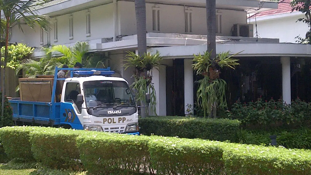 Truk di depan rumah Jokowi