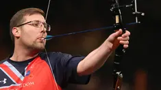 Martin Clapton menahan panah dengan mulutnya, siap mengarahkan ke sasaran kejuaraan Invictus Games Orlando 2016 di ESPN Wide World of Sports Complex, Lake Buena Vista, Florida, (9/5/2016). (Alex Menendez/ Getty Images for Invictus Games/AFP)