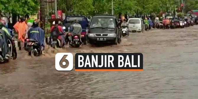 VIDEO: Drainase Buruk, Jalan Menuju Pantai Kuta Dilanda Banjir