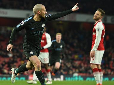 Gelandang Manchester City, David Silva, merayakan gol yang dicetaknya ke gawang Arsenal pada laga Premier League di Stadion Emirates, London, Kamis (1/3/2018). Arsenal kalah 0-3 dari City. (AFP/Glyn Kirk)