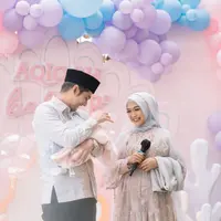 Gelar akikah dan syukuran anak pertama, penampilan Ria Ricis dalam balutan gaun pastel mencuri perhatian. (Instagram/riaricis1795/imagenicfamily).