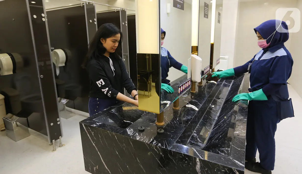 Petugas membersihkan toilet wanita dengan mendisinfeksi sejumlah fasilitas di Lippo Malls Puri, Jakarta, Jumat (06/3/2020). Selain meningkatkan kebersihan mall ini juga menyediakan hand sanitizer atau cairan pembersih tangan di beberapa titik yang terjangkau pengunjung. (Liputan6.com/Fery Pradolo)