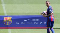 Penyerang anyar Barcelona, Paco Alcacer, diperkenalkan kepada publik Catalunya. Mantan striker Valencia ini harus bersaing dengan Lionel Messi, Luis Suarez dan Neymar untuk mendapatkan tempat utama. (Reuters/Stringer)